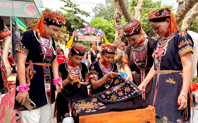 Tỉnh Yên Bái: Đón nhận Bằng ghi danh “Nghệ thuật Xòe Thái” và khai mạc Lễ hội Văn hóa, Du lịch đặc biệt năm 2022 - Ảnh 8.