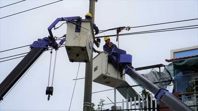 Hơn 1,25 triệu khách hàng miền Trung – Tây Nguyên đã được cấp điện trở lại sau bão Noru - Ảnh 2.