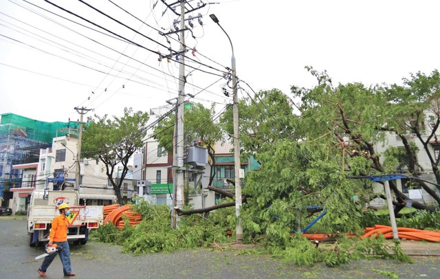 Hơn 1,25 triệu khách hàng miền Trung – Tây Nguyên đã được cấp điện trở lại sau bão Noru - Ảnh 1.