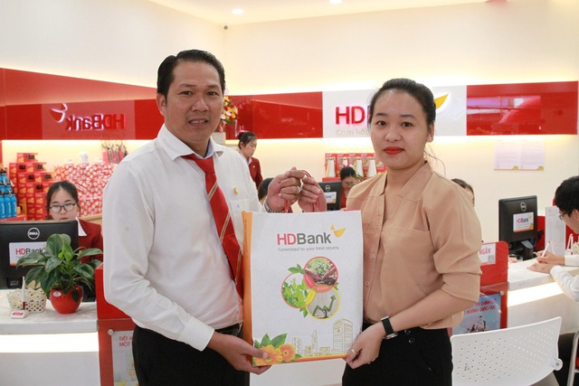Nhân dịp khai trương trụ sở mới, HDBank Minh Diệu dành tặng những khách hàng địa phương tới giao dịch nhiều phần quà hấp dẫn, thiết thực.