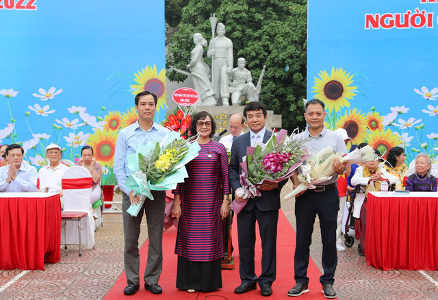Ông Vũ Tuấn Khang (ngoài cùng bên phải) - đại diện công ty Vinamilk nhận hoa từ Ban tổ chức