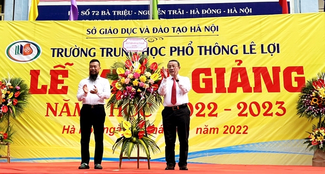 Nghi thức trao cờ truyền thống của Trường THPT Lê Lợi  trong Lễ Khai giảng năm học mới - Ảnh 2.