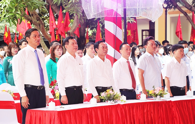 Nghệ An: Phó Bí thư Tỉnh ủy dự lễ khai giảng năm học mới tại trường THPT chuyên Phan Bội Châu - Ảnh 1.