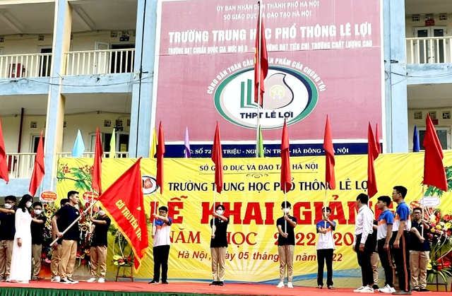 Nghi thức trao cờ truyền thống của Trường THPT Lê Lợi  trong Lễ Khai giảng năm học mới - Ảnh 1.