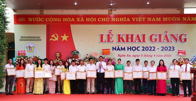 Nghệ An: Phó Bí thư Tỉnh ủy dự lễ khai giảng năm học mới tại trường THPT chuyên Phan Bội Châu - Ảnh 4.