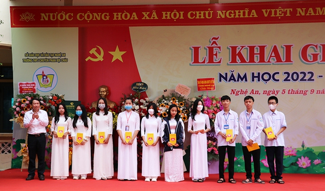 Nghệ An: Phó Bí thư Tỉnh ủy dự lễ khai giảng năm học mới tại trường THPT chuyên Phan Bội Châu - Ảnh 5.