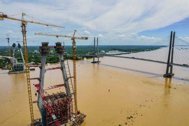 Cầu Mỹ Thuận 2 được xây cách cầu Mỹ Thuận hiện hữu khoảng 300 m về phía thượng lưu.