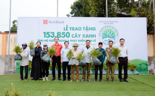 SeABank trao tặng gần 154.000 cây xanh ủng hộ trồng rừng và phát triển kinh tế tại Hà Tĩnh - Ảnh 1.