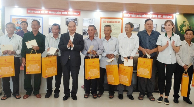 Chủ tịch nước Nguyễn Xuân Phúc tặng quà Tết cho các gia đình chính sách huyện Hòn Đất, tỉnh Kiên Giang.