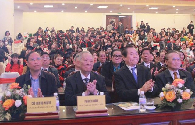 Trường Đại học Kinh doanh và Công nghệ Hà Nội trao bằng tốt nghiệp cho 300 sinh viên Khối Sức khỏe - Ảnh 3. Trường Đại học Kinh doanh và Công nghệ Hà Nội trao bằng tốt nghiệp cho 300 sinh viên Khối Sức khỏe - Ảnh 3.