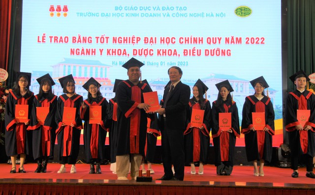 Trường Đại học Kinh doanh và Công nghệ Hà Nội trao bằng tốt nghiệp cho 300 sinh viên Khối Sức khỏe - Ảnh 4. Trường Đại học Kinh doanh và Công nghệ Hà Nội trao bằng tốt nghiệp cho 300 sinh viên Khối Sức khỏe - Ảnh 4.