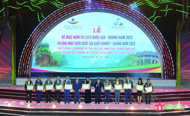 Lãnh đạo tỉnh Quảng Nam trao giấy chứng nhận và bằng khen tặng các nhà tài trợ tại Lễ bế mạc &quot;Năm Du lịch quốc gia - Quảng Nam 2022&quot;.