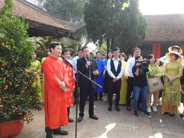 &quot;Tết làng Việt&quot; 2023 tại làng cổ Đường Lâm hấp dẫn du khách, bạn bè quốc tế - Ảnh 1.