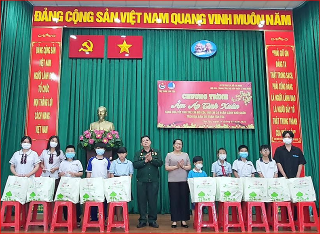 Trung tâm trợ giúp Pháp lý Nhà nước TP. HCM: Tổ chức nhiều đợt trao quà Tết Qúy Mão 2023
 - Ảnh 2.