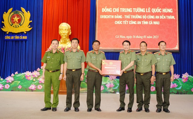 Trung tướng Lê Quốc Hùng, Thứ trưởng Bộ Công an tặng quà cho lãnh đạo Tỉnh ủy Cà Mau. Ảnh: Hoàng Giang