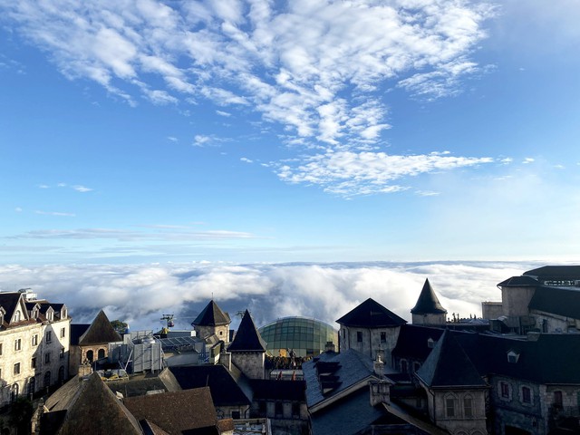 &quot;Ngôi làng Pháp&quot; giữa biển mây nhìn từ khách sạn Mercure.