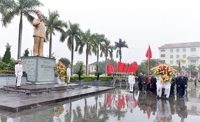 Hà Tĩnh: Lãnh đạo tỉnh dâng hương tưởng nhớ Chủ tịch Hồ Chí Minh và các anh hùng liệt sỹ. - Ảnh 1.