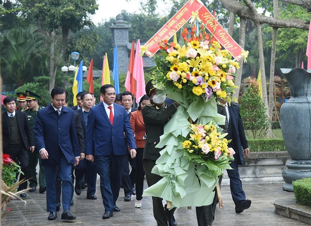 Hà Tĩnh: Lãnh đạo tỉnh dâng hương tưởng nhớ Chủ tịch Hồ Chí Minh và các anh hùng liệt sỹ. - Ảnh 2.