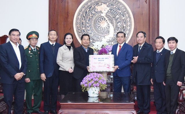 Hà Tĩnh: Lãnh đạo tỉnh dâng hương tưởng nhớ Chủ tịch Hồ Chí Minh và các anh hùng liệt sỹ. - Ảnh 3.