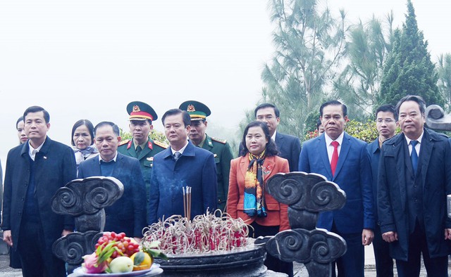 Hà Tĩnh: Lãnh đạo tỉnh dâng hương tưởng nhớ Chủ tịch Hồ Chí Minh và các anh hùng liệt sỹ. - Ảnh 6.