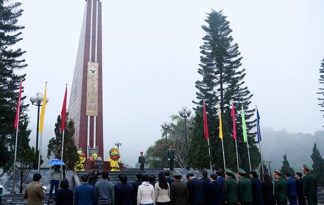 Hà Tĩnh: Lãnh đạo tỉnh dâng hương tưởng nhớ Chủ tịch Hồ Chí Minh và các anh hùng liệt sỹ. - Ảnh 7.