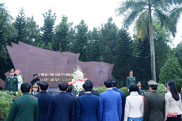 Hà Tĩnh: Lãnh đạo tỉnh dâng hương tưởng nhớ Chủ tịch Hồ Chí Minh và các anh hùng liệt sỹ. - Ảnh 9.