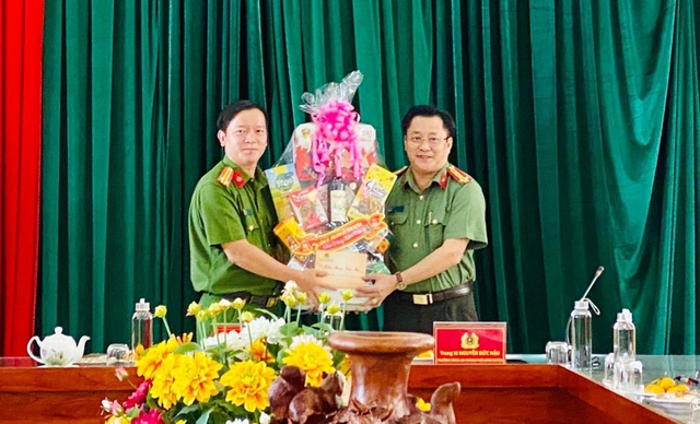 Đại tá Lâm Phước Nguyên, Giám đốc Công an tỉnh trao quà chúc Tết cho Công an TP Long Xuyên. Ảnh: CATP Long Xuyên