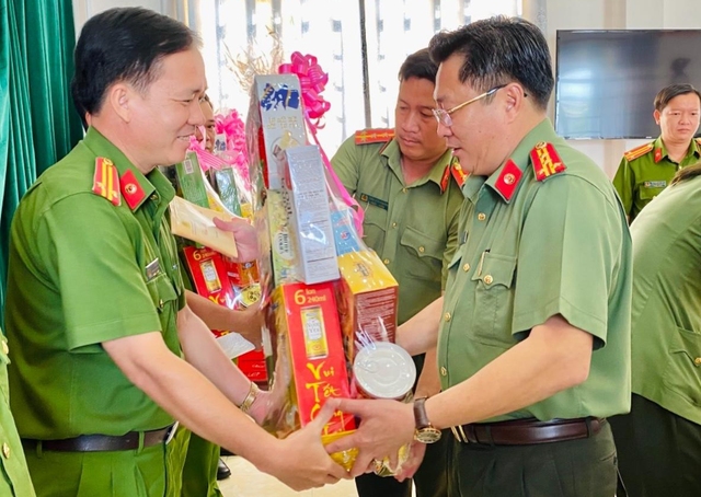 Đại tá Lâm Phước Nguyên trao quà Tết của Đảng uỷ, Ban Giám đốc Công an tỉnh cho Công an phường, xã. Ảnh: CATP Long Xuyên