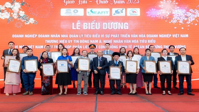 Thanh Vân Group được vinh danh trong chương trình gala Doanh nhân tỏa sáng Chào Xuân Quý Mão 2023 - Ảnh 2.