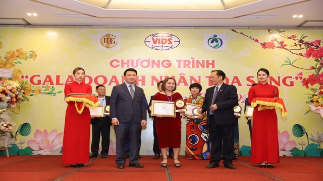 Thanh Vân Group được vinh danh trong chương trình gala Doanh nhân tỏa sáng Chào Xuân Quý Mão 2023 - Ảnh 3.