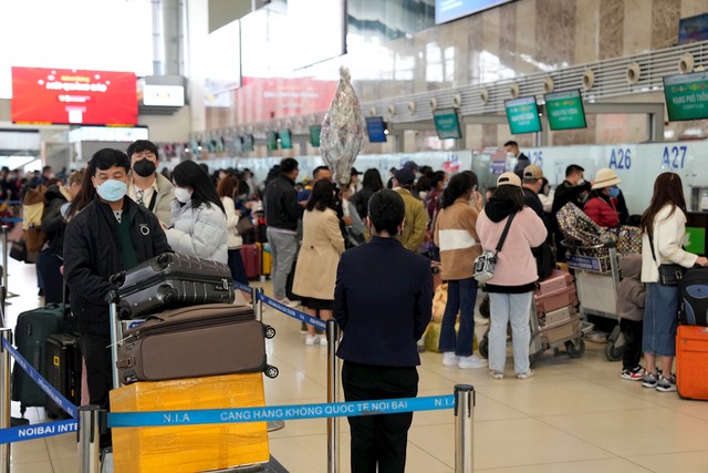4 ngày đầu năm mới, sân bay Nội Bài đón hơn 300.000 lượt khách - Ảnh 1.