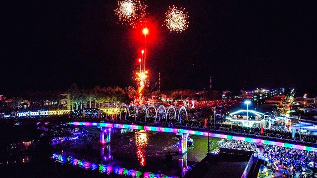 Huyện Vĩnh Thuận bắn pháo hoa chào đón năm mới 2023.