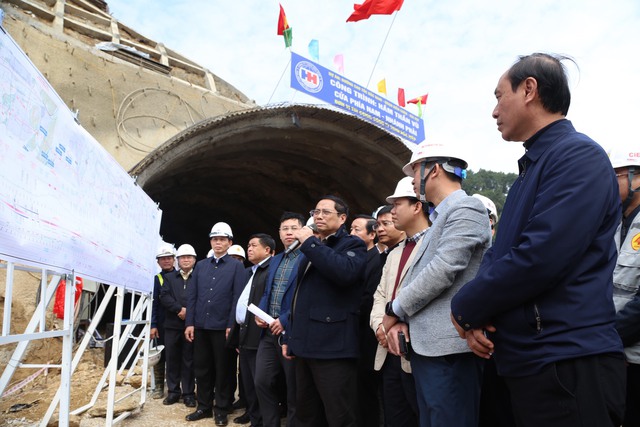 Thủ tướng Chính phủ kiểm tra dự án cao tốc Bắc – Nam đoạn Diễn Châu – Bãi Vọt. - Ảnh 3.