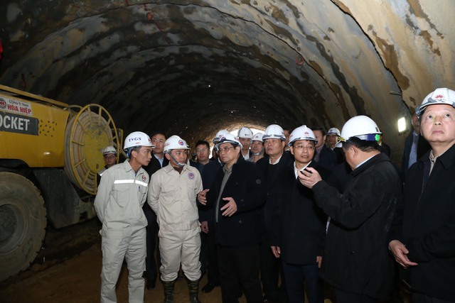 Thủ tướng Chính phủ kiểm tra dự án cao tốc Bắc – Nam đoạn Diễn Châu – Bãi Vọt. - Ảnh 2.
