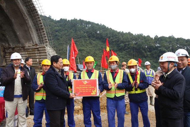 Thủ tướng Chính phủ kiểm tra dự án cao tốc Bắc – Nam đoạn Diễn Châu – Bãi Vọt. - Ảnh 4.