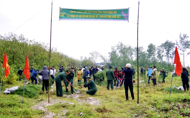 BĐBP tỉnh Thừa Thiên Huế: Trồng hơn 3.000 cây Dương trong Lễ phát động Tết trồng cây - Ảnh 5.