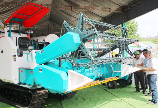 Các máy móc hiện đại phục vụ sản xuất nông nghiệp trưng bày tại Hội chợ Nông nghiệp Quốc tế Việt Nam 2022.