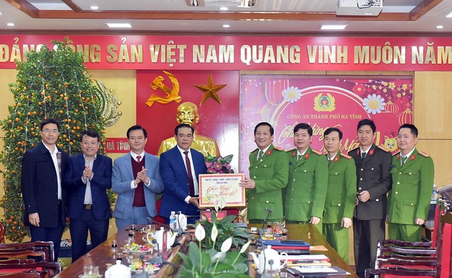 Hà Tĩnh: Chủ tịch UBND tỉnh đến thăm và chúc tết các đơn vị đầu xuân Quý Mão. - Ảnh 2.