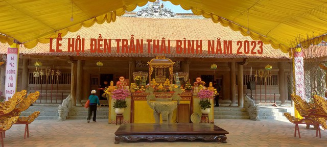 Thái Bình: Cặp bánh kỷ lục nặng 400kg dâng vua Trần trong lễ hội đền Trần. - Ảnh 1.