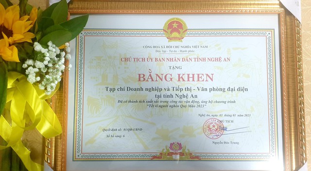Văn phòng TC Doanh nghiệp và Tiếp thị tại Nghệ An nhận bằng khen của Chủ tịch UBND tỉnh. - Ảnh 5.