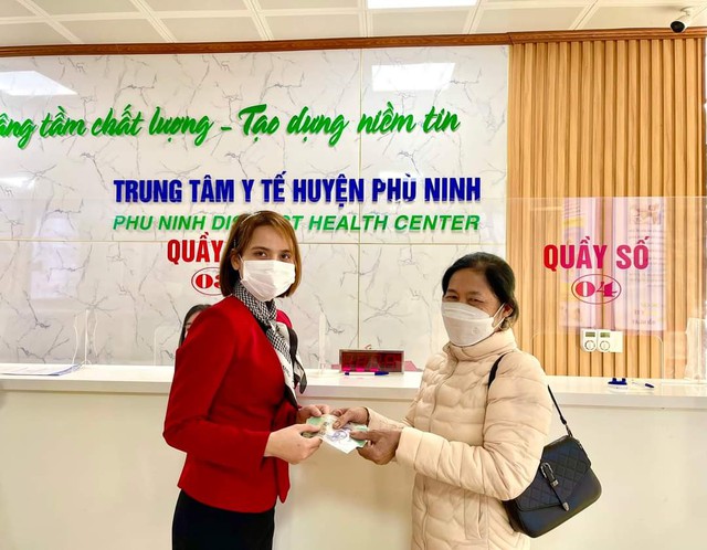 Phú Thọ: Nhân viên y tế nhặt được ví tiền 2 triệu đồng trả lại bệnh nhân  - Ảnh 1.