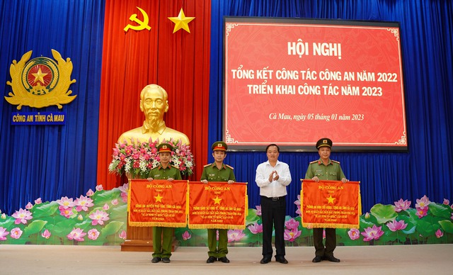 Ông Huỳnh Quốc Việt, Ủy viên dự khuyết Ban Chấp hành Trung ương Đảng trao cờ thi đua của Bộ Công an cho 3 đơn vị có thành tích xuất sắc dẫn đầu phong trào thi đua Vì ANTQ cấp cơ sở năm 2022.