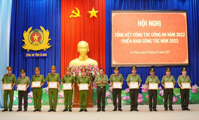 Đại tá Phạm Thành Sỹ, Giám đốc Công an tỉnh tặng danh hiệu đơn vị Quyết thắng cho 11 đơn vị cơ sở.