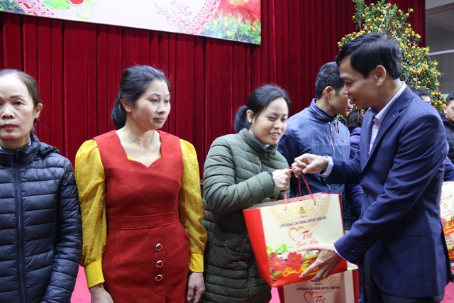 Thái Bình: Công đoàn huyện Tiền Hải trao gần 750 suất quà Tết cho công nhân lao động - Ảnh 1.