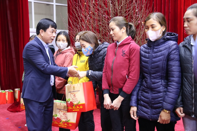 Thái Bình: Công đoàn huyện Tiền Hải trao gần 750 suất quà Tết cho công nhân lao động - Ảnh 2.