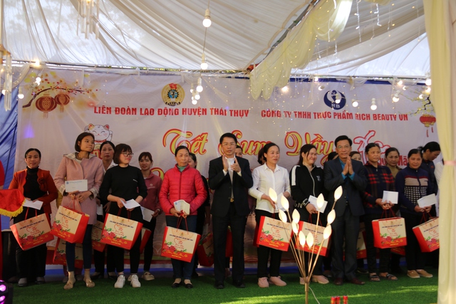 Thái Bình: Công đoàn huyện Thái Thụy trao hơn 1 tỷ đồng cho đoàn viên, công nhân lao động đón Tết. - Ảnh 2.