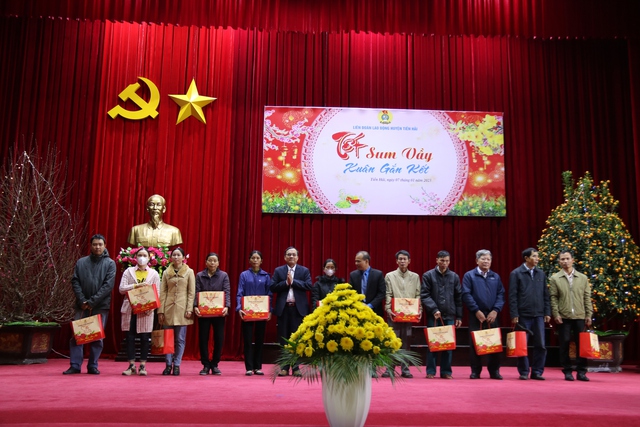 Thái Bình: Công đoàn huyện Tiền Hải trao gần 750 suất quà Tết cho công nhân lao động - Ảnh 3.