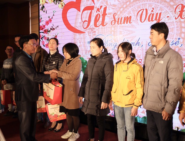 Thái Bình: Công đoàn ngành Công thương trao 556 suất quà cho đoàn viên, người lao động đón Tết. - Ảnh 1.