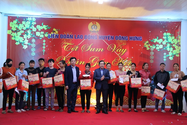 Thái Bình: Hơn 10.000 công nhân lao động huyện Đông Hưng được nhận quà Tết của tổ chức công đoàn. - Ảnh 2.