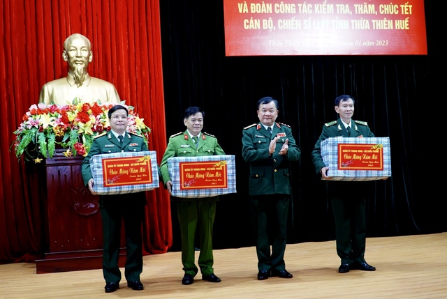 Thứ trưởng Hoàng Xuân Chiến và Đoàn công tác kiểm tra, thăm, chúc Tết cán bộ, chiến sĩ LLVT tỉnh Thừa Thiên Huế - Ảnh 3.